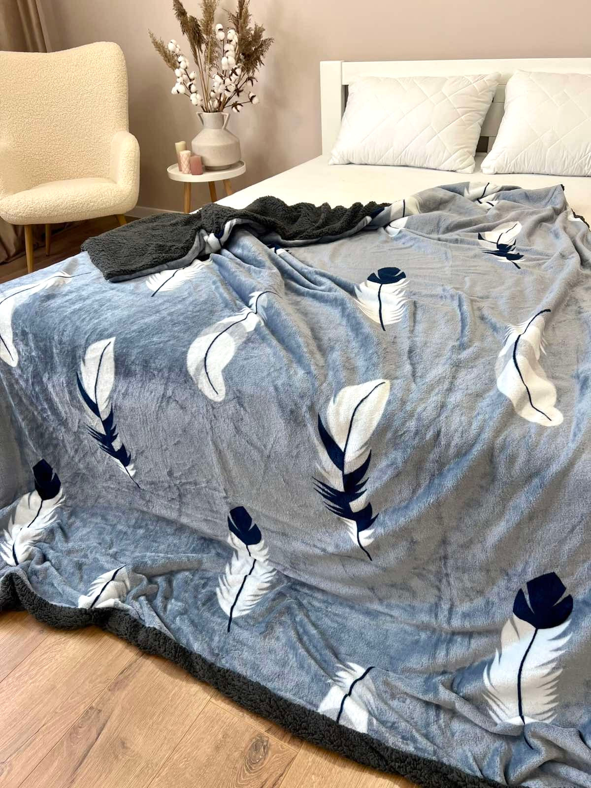Velour bedspread with leaf pattern