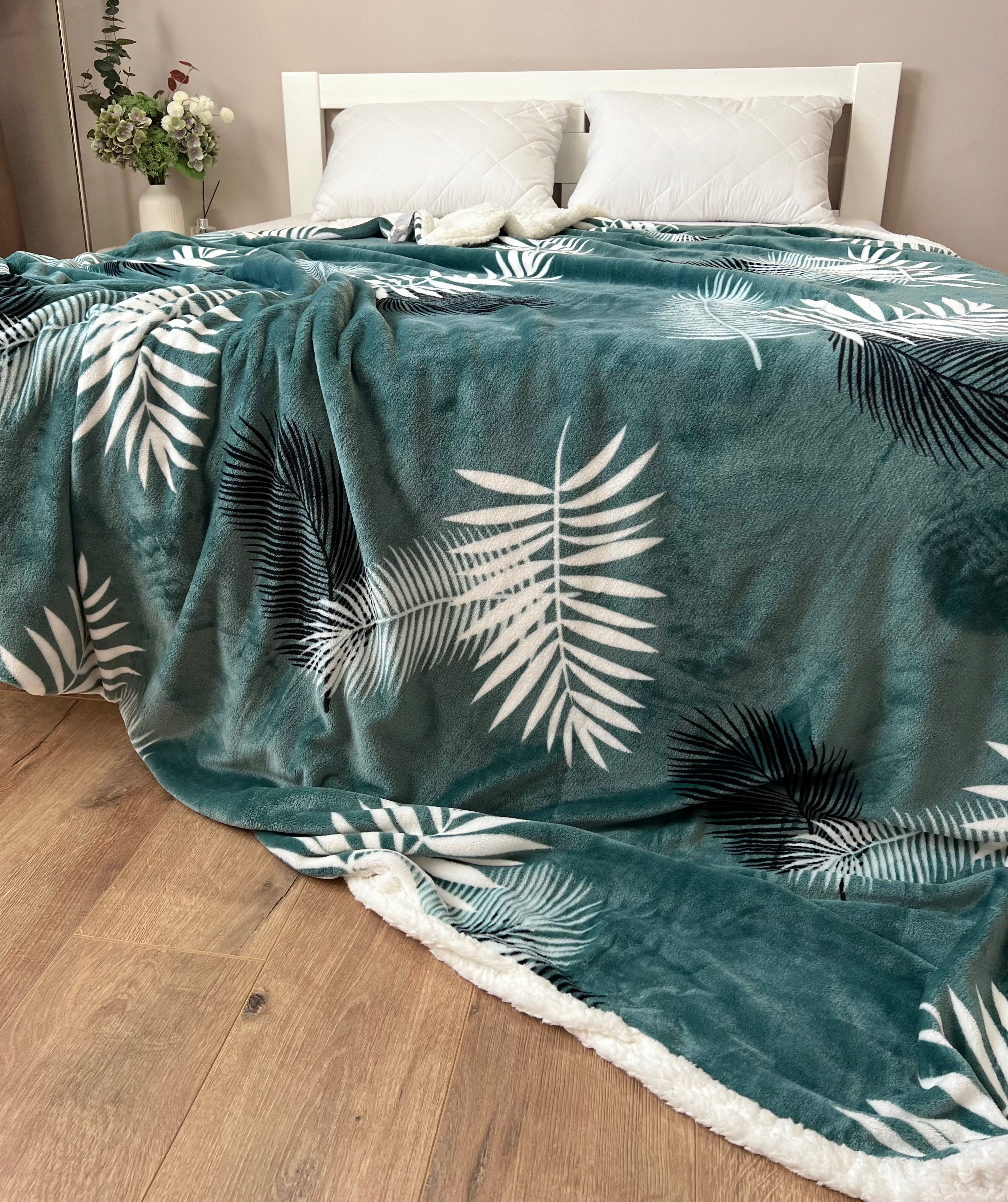 Velour bedspread with leaf pattern