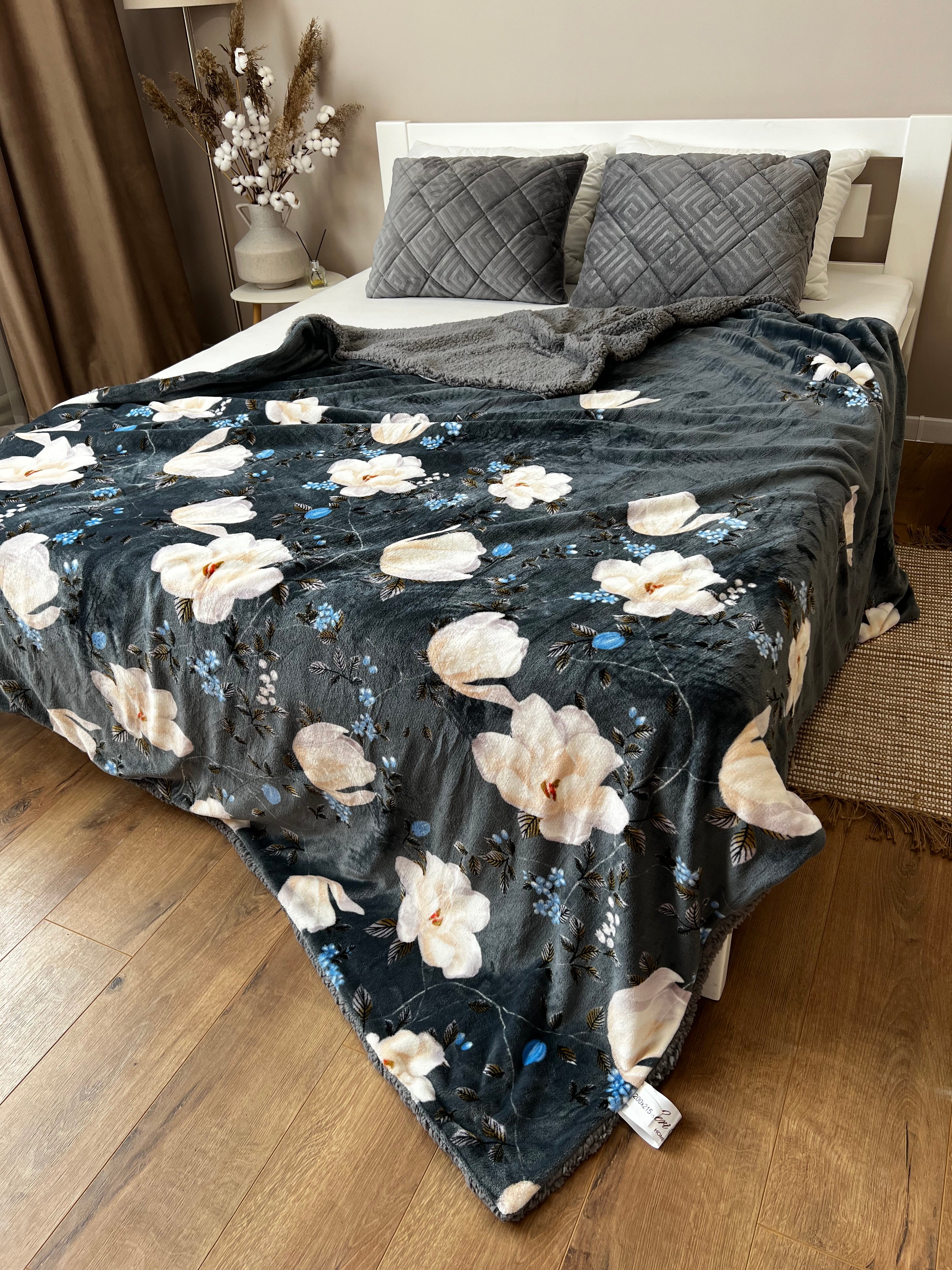 Velour bedspread with leaf pattern